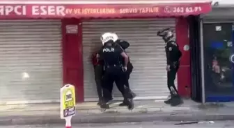 Adana'da Bıçaklı Saldırı: Şahıs Polis Tarafından Etkisiz Hale Getirildi