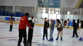 Kuran Kursu Öğrencileri Buz Pateni ile Tanışıyor
