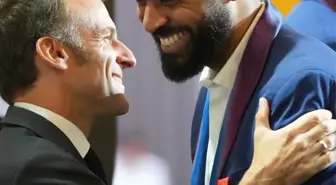 Macron, Fransa Erkek Voleybol Takımı'na Nişan Takdim Etti
