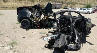 Malatya'da Feci Kaza: Tesla Direğe Çarptı, 2 Hemşire Hayatını Kaybetti