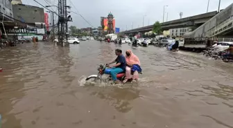 Pakistan'da Muson Yağışları Sel Felaketine Yol Açtı