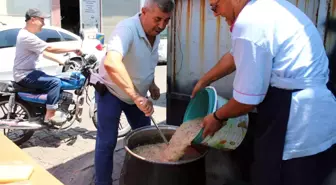 Sanayi esnafı aşure geleneğini devam ettirdi
