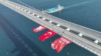 15 Temmuz'da 1915 Çanakkale Köprüsü'ne Türk Bayrağı Asıldı