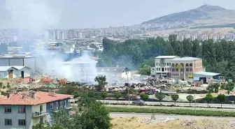 Ankara'da Otluk Alanda Çıkan Yangın Fayans Deposuna Sıçradı