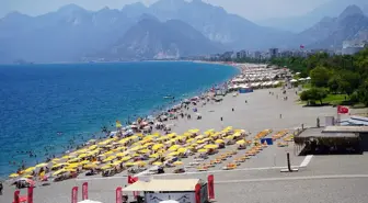 Antalya'da Sıcak Hava, Turistler Plajlarda Serinlemeye Çalışıyor