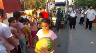 Nizip'te Hayırsever Esnaf Yaz Sıcağında Ücretsiz Karpuz Dağıttı