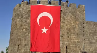 Diyarbakır'da tarihi surlara Türk bayrakları asıldı