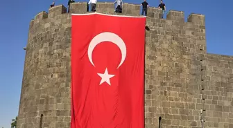 Cumhurbaşkanı Erdoğan çağrı yaptı, Diyarbakır surlarına Türk bayrakları asıldı