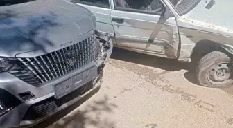 Elazığ'da İki Otomobil Çarpıştı, Maddi Hasar Oluştu