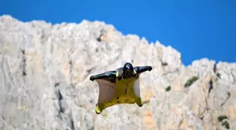 Kemaliye'de Wingsuit Atlayışları Nefes Kesti