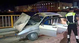 Karaman'da Kaza: Otomobil Trafik Levhasına ve Bariyerlere Saplandı