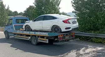 Bursa'da Bariyerlere Çarpan Otomobilde 4 Yaralı