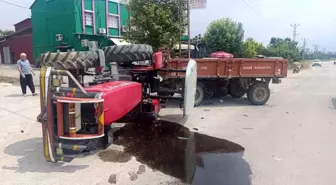Adana'da Otomobil ve Traktör Çarpıştı, 2 Sürücü Yaralandı