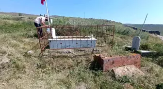 Susuz Kaymakamı Tutal, şehit mezarlarının bakım ve çevre temizliğini yaptırdı