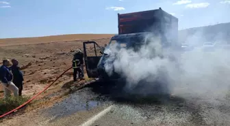 Adıyaman'da Kurtarıcı Kamyonet Alev Alev Yandı