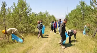 Kars'ta Gönüllüler Orman Yangınlarına Dikkat Çekmek İçin Çöp Topladı