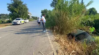 Antalya'da Şarampole Uçan Otomobilde Anne ve Kızı Yaralandı