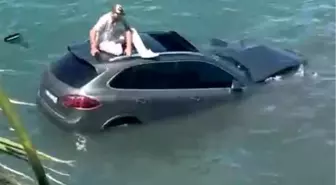 Ayvalık'ta Otomobil Denize Uçtu, Sürücü Kurtarıldı