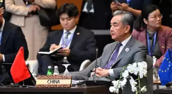 Çin Dışişleri Bakanı Wang Yi, Güney Çin Denizi Üzerine Açıklamalarda Bulundu