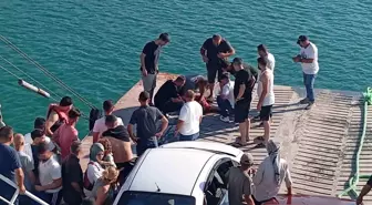 Alkollü Şahıs Feribot Seferinde Suya Atladı, Vatandaşlar Kurtardı