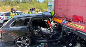 Kırklareli'nde Otomobilin Tıra Çarpması Sonucu 2 Yaralı