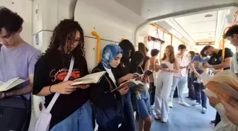 Bursa'da Lise Öğrencilerinden Farkındalık Etkinliği: Metroda Kitap Okudular