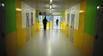 Fransa'da Mahkum, Tahliye Olan Arkadaşının Valizinde Firar Etti
