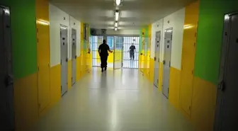 Tahliye olan koğuş arkadaşının valizine saklanıp firar etti