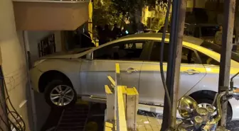 Avcılar'da Kadın Sürücünün Hatası Apartmana Çarptırdı