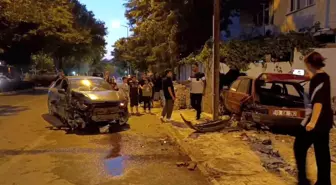 Konya'da Bisikletli Çocuğa Çarpma Tehlikesi, Otomobil Park Halindeki Araca Çarptı