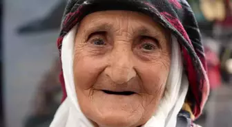 98 Yaşındaki Esma Teyze, Pazarda Aile Bütçesine Katkı Sağlıyor