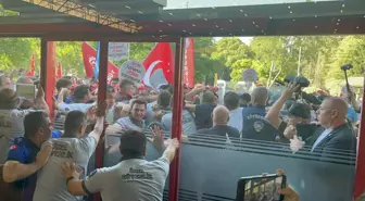 İzmir'de Belediye İşçileri Direnişte, Meclis Toplantısında Arbede Yaşandı