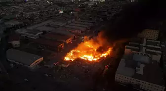 Bornova'da Boş Arsada Çöp Yangını