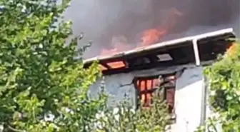 Karabük'te Ot Yangını 2 Katlı Evi Küle Çevirdi