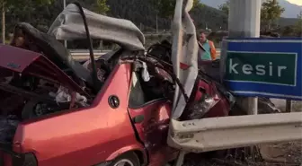 Bursa'da Tofaş Otomobil Bariyerlere Çarptı, Sürücü Hayatını Kaybetti