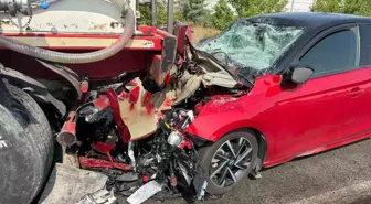 Afyonkarahisar'da Otomobilin Süt Tankerine Çarpması Sonucu Bir Kişi Ağır Yaralandı