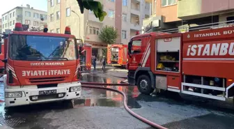 Pendik'te 4 Katlı Binanın Çatısında Yangın Çıktı