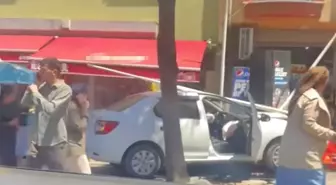 Sancaktepe'de Kontrolden Çıkan Otomobil Marketin Önündeki Dolaplara Çarptı
