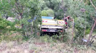 Sivas'ta Traktör Yüklü Kamyonet Şarampole Uçtu: 3 Yaralı