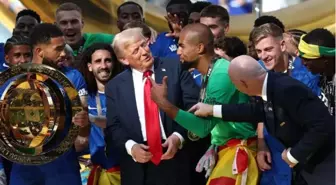 Trump, uyarılara rağmen sahneden inmedi; Futbolcular ile kupayı kaldırdı!