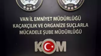 Van'da Kaçak Gümrük Malzemelerine Baskın