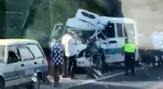Çine'de Yolcu Minibüsü ile Kamyon Çarpıştı: 4 Yaralı
