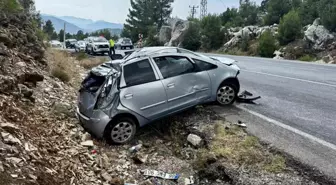 Antalya'da Kontrolden Çıkan Otomobil Kayalıklara Çarptı: 5 Yaralı