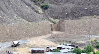 Artvin'de Heyelan Karayolunu Kapattı