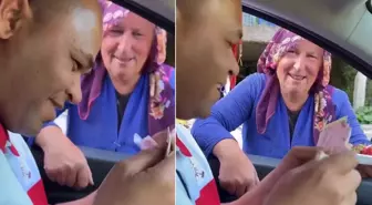 Bir tomar parayı eline alan turist Karadenizli kadınla dalga geçti