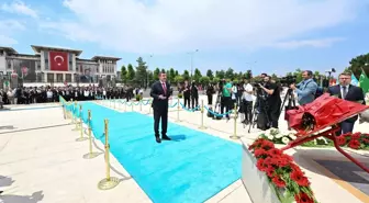 Cevdet Yılmaz, 15 Temmuz Anıtı'na Çelenk Bıraktı