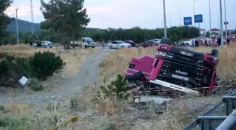 Burdur'da Domates Yüklü Kamyon Devrildi, Sürücü Hayatını Kaybetti