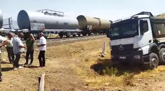 Elazığ'da Akaryakıt Yüklü Tren Kamyona Çarptı