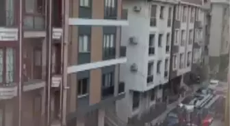 Kağıthane'de 4 Katlı Binanın Çatısında Yangın Çıktı