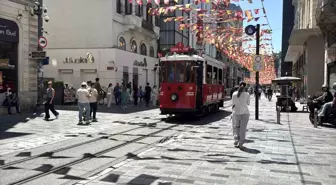 İstiklal Caddesi'nde Yabancı Sürücünün Trafik Kazası